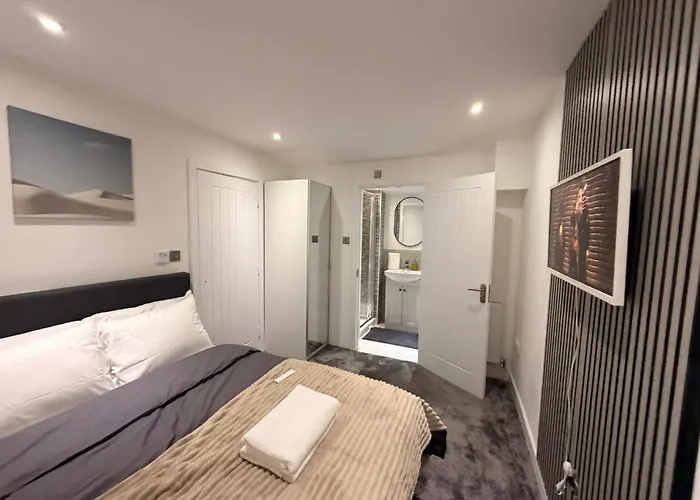 Luxury Rooms - Pick A Room - Free Parking & Kitchen Access, Near Etihad Stadium, The Coop Live & Piccadilly Station,